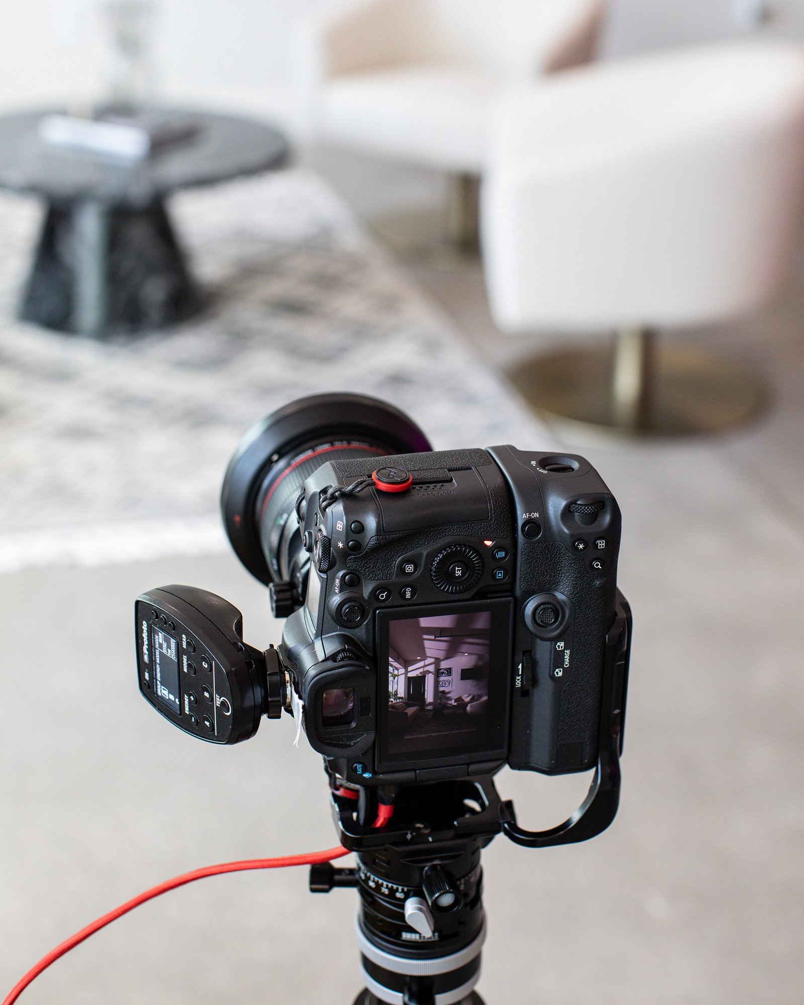 Behind the scenes real estate photography shoot