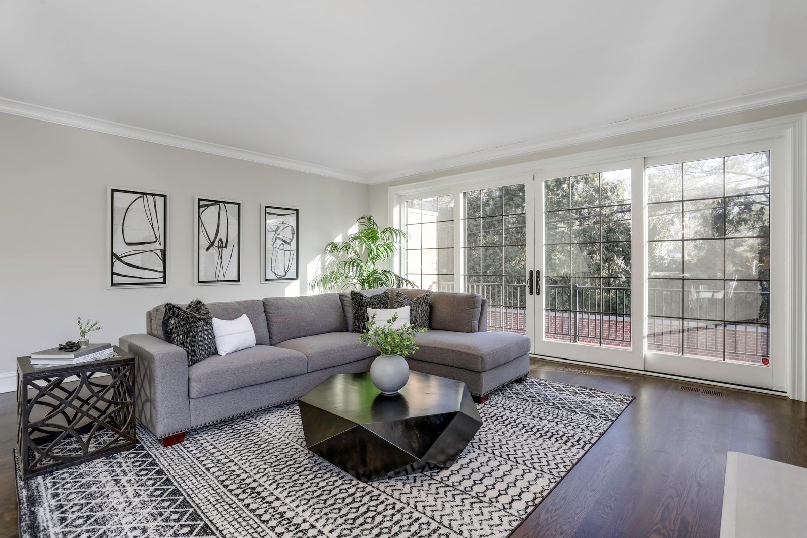 Modern high quality real estate photography — 559 W Brown St